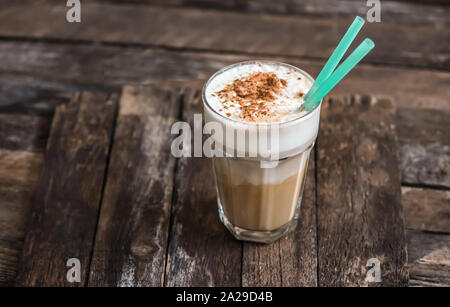 Tazza di caffè con panna su sfondo di legno Foto Stock