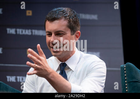 South Bend (indiana) sindaco e candidato presidenziale democratico Pete Buttigieg parla con NBC's Stephanie Ruhle durante una sessione al Texas Tribune Festival di Austin, Texas. Buttigieg, un apertamente gay democratici, è in ritardo di più le elezioni presidenziali. Foto Stock