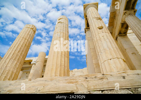 Arcopolis Partenone colonne salire verso il cielo sul sito antico ad Atene in Grecia. Foto Stock