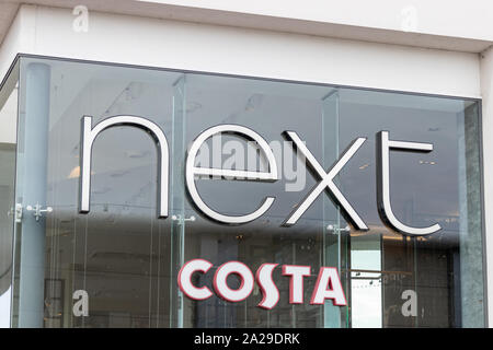 L'esterno che mostra il segno o il logo di un prossimo negozio e caffè Costa Foto Stock