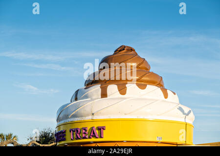 Una morbida servire il gelato shop, sagomata a forma di cono gigante in New Smyrna Beach, Florida. Foto Stock