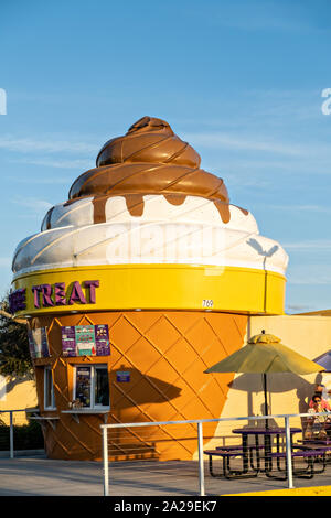 Una morbida servire il gelato shop, sagomata a forma di cono gigante in New Smyrna Beach, Florida. Foto Stock