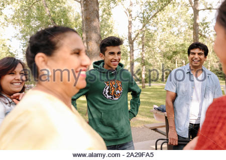 Famiglia indiana incontro nel parco