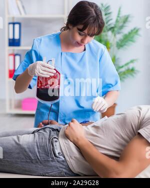 Il paziente ottenere la trasfusione di sangue in ospedale Foto Stock