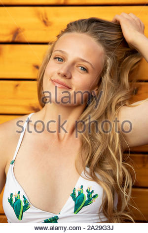 Ritratto fiducioso giovane donna in bikini top