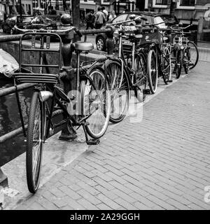 Amsterdam/Niederlande/ Luglio 18, 2019: vecchia bicicletta in bianco e nero Foto Stock