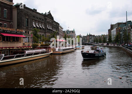 Amsterdam/Niederlande/ Luglio 18, 2019: la splendida vista di un canale di Amsterdam Foto Stock
