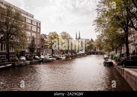 Amsterdam/Niederlande/ Luglio 18, 2019: la splendida vista di un canale di Amsterdam Foto Stock