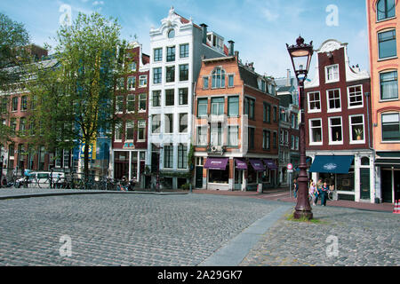 Amsterdam/Niederlande/ Luglio 18, 2019: colorata facciata stretta case di Amsterdam Foto Stock