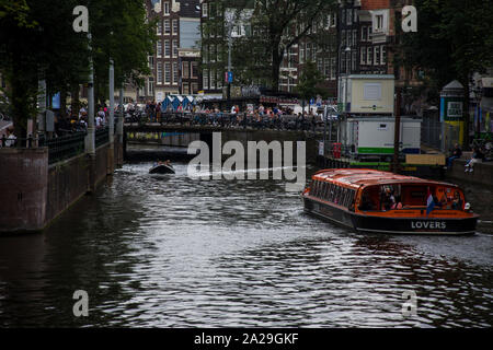 Amsterdam/Niederlande/ Luglio 18, 2019: la splendida vista di un canale di Amsterdam Foto Stock