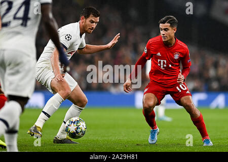 Jan Vertonghen dal Tottenham Hotspur (L) e Philippe Coutinho dal Bayern Monaco di Baviera (R) sono visto in azione durante la UEFA Champions League (Gruppo B) match tra Tottenham Hotspur e Bayern Monaco.(punteggio finale; Tottenham Hotspur 2:7 Bayern Monaco di Baviera) Foto Stock