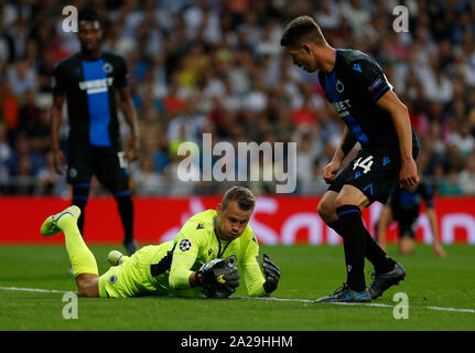 Club Brugge è Simon Mignolet in azione durante la UEFA Champions League match tra il Real Madrid e il Club Brugge a Santiago Bernabeu Stadium.(punteggio finale: Real Madrid 2-2 Bruges) Foto Stock