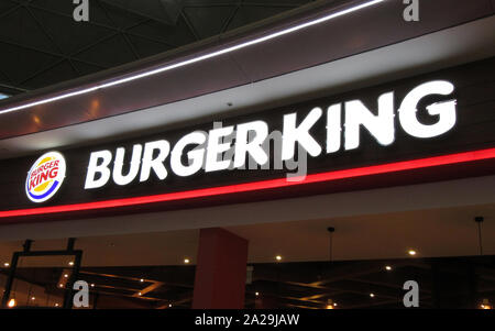Burger King di digital signage e logo che si vede presso il loro ristorante a Londra Stansted Airport. Foto Stock