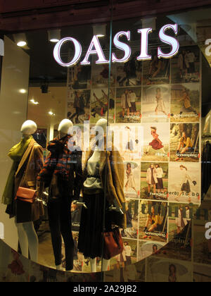 Oasis logo che si vede nel loro negozio a Londra Stansted Airport. Foto Stock