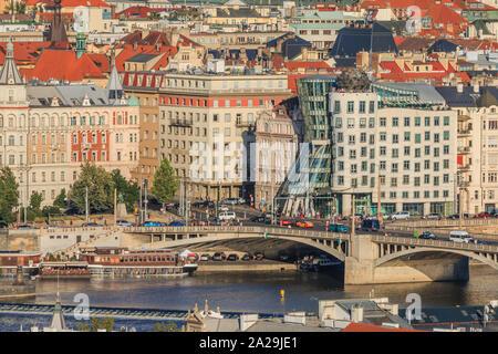 Outlook sul centro della città di Praga. Edifici storici provenienti dal distretto di Mala Strana con il fiume Vltava e le strade, il ponte navi in sho Foto Stock