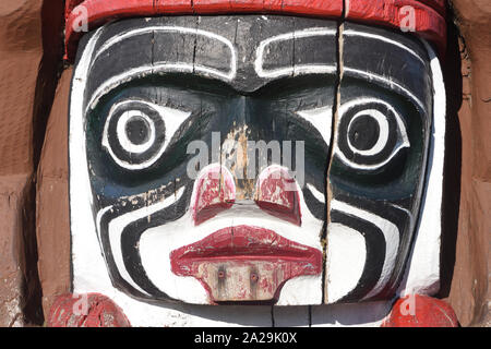 Dettaglio del Kwakiutl Bear Pole che commemora l'Unione di Vancouver Island e la terraferma nel 1866 per formare la British Columbia. Belleville Street, Vict Foto Stock