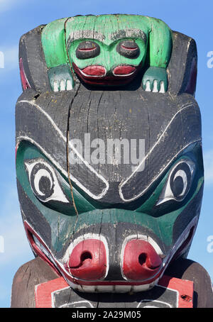 Dettaglio del Kwakiutl Bear Pole che commemora l'Unione di Vancouver Island e la terraferma nel 1866 per formare la British Columbia. Belleville Street, Vict Foto Stock