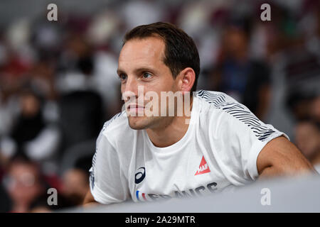 DOHA in Qatar. 01 ott 2019. Ex mondo Pole Vault campione e detentore del record mondiale di Renaud Lavillenie della Francia è il coaching il suo fratello più giovane Valentin Lavillenie chi sta completando in uomini del palo finale Vaulter durante il giorno 5 della IAAF mondiale di atletica - Doha 2019 Al Khalifa International Stadium il Martedì, Ottobre 01, 2019 a Doha, in Qatar. Credito: Taka G Wu/Alamy Live News Foto Stock