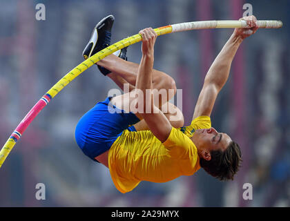 DOHA in Qatar. 01 ott 2019. Augusto Dutra del Brasile compete in MenÕs Pole Vault durante la finale il Giorno 5 della IAAF mondiale di atletica - Doha 2019 Al Khalifa International Stadium il Martedì, Ottobre 01, 2019 a Doha, in Qatar. Credito: Taka G Wu/Alamy Live News Foto Stock