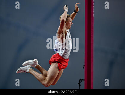 DOHA in Qatar. 01 ott 2019. Piotr Lisek di Polonia compete in MenÕs Pole Vault durante la finale il Giorno 5 della IAAF mondiale di atletica - Doha 2019 Al Khalifa International Stadium il Martedì, Ottobre 01, 2019 a Doha, in Qatar. Credito: Taka G Wu/Alamy Live News Foto Stock