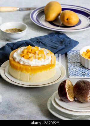 Passione Fuit Mango Cheesecake sulla piastra bianca Foto Stock