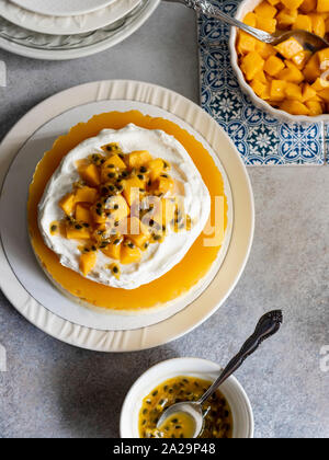 Passione Fuit Mango Cheesecake sulla piastra bianca Foto Stock