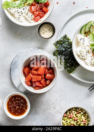 Saltata di anguria poke ciotola servito con riso, cetrioli, e germogliato adzuki, minestra di ceci e fagioli Foto Stock