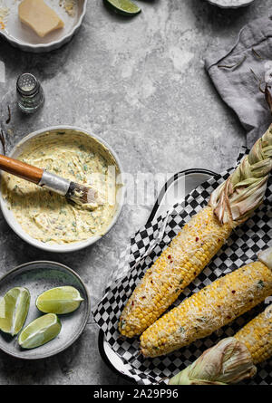 Strada messicana sulla pannocchia di mais. Ingredienti a lato: erborinati burro, calce, sale anf formaggio Foto Stock