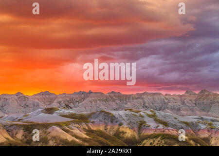 Tramonto su badlands nel giallo tumuli area del Parco nazionale Badlands vicino a parete, il Dakota del Sud Foto Stock