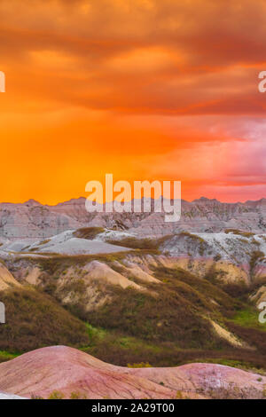 Tramonto su badlands nel giallo tumuli area del Parco nazionale Badlands vicino a parete, il Dakota del Sud Foto Stock