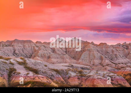 Tramonto su badlands nel giallo tumuli area del Parco nazionale Badlands vicino a parete, il Dakota del Sud Foto Stock