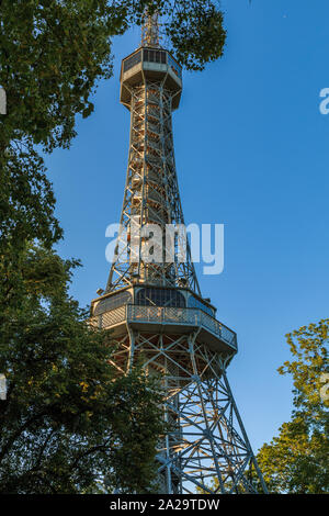 Petrin vecchia torre della radio di acciaio a Praga sul Petrin Hill nel quartiere di Lesser con piattaforma di osservazione in estate con cielo blu e tre Foto Stock