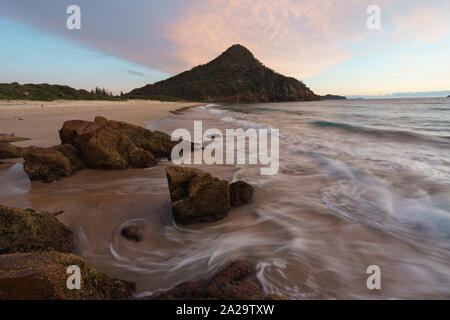Mt Tomaree da Zenith Beach a sunrise, Port Stephens, Nuovo Galles del Sud, Australia Foto Stock