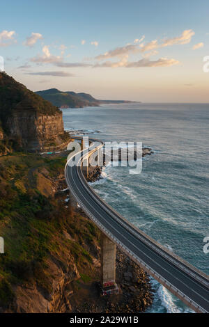 Sunrise al Sea Cliff Bridge, Nuovo Galles del Sud, Australia Foto Stock