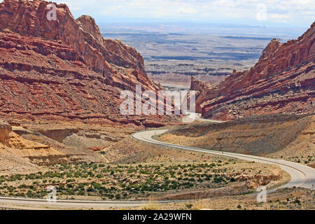 I-70 serpeggiando attraverso Spotted Wolf Canyon dello Utah Foto Stock