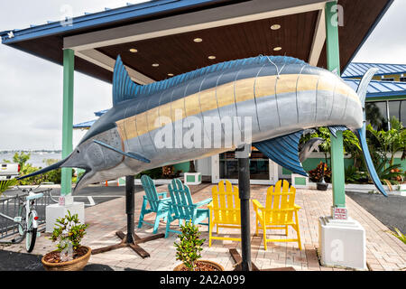 Marlin gigante decora il Mulligan's Beach House Bar & Grill e nel centro storico di Stuart, Florida. Il piccolo borgo fu fondato nel 1870 ed è stato votato il più felice della cittadina balneare in America da vivere costiere. Foto Stock