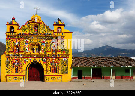 La maggior parte dei colori della facciata della chiesa di San Andrés Xecul villaggio in Guatemala, America Centrale Foto Stock