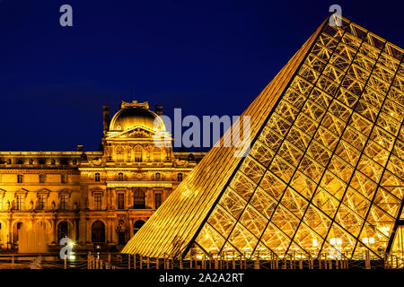 Il Louvre e la Piramide illuminati di notte Foto Stock