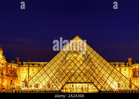 Il Louvre e la Piramide illuminati di notte Foto Stock