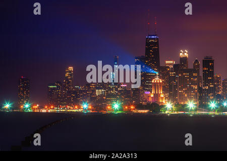 Guardando verso il centro di Chicago dal Lago Michigan al crepuscolo Foto Stock