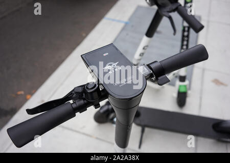 Portland, Oregon, Stati Uniti d'America - Sep 13, 2019: Vista dettagliata del manubrio di un uccello con marchio condiviso dockless scooter elettrico parcheggiato sul ciglio della strada nel centro cittadino. Foto Stock