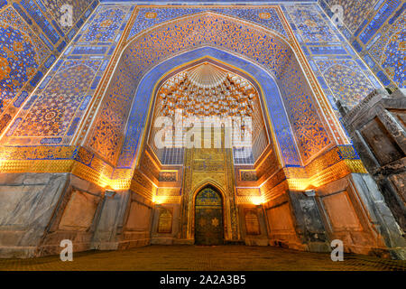 Soffitto dorato dell'Tilya-Kori madrasah del Registan di Samarcanda, Uzbekistan. Foto Stock