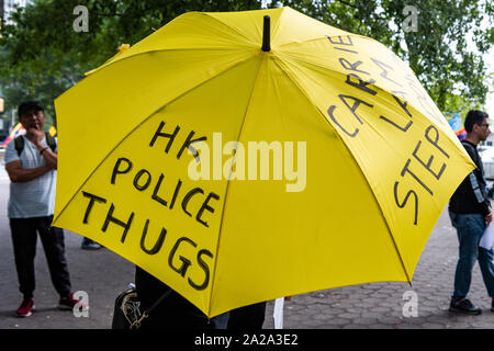 New York, Stati Uniti. 01 ott 2019. In solidarietà con la Hong Kong movimento ombrello, un protestor tenere un ombrello giallo durante una manifestazione contro il governo cinese in Dag Hammarskjöld Plaza di fronte alle Nazioni Unite a New York City il 1 ottobre 2019. (Foto di Gabriele Holtermann-Gorden/Pacific Stampa) Credito: Pacific Press Agency/Alamy Live News Foto Stock
