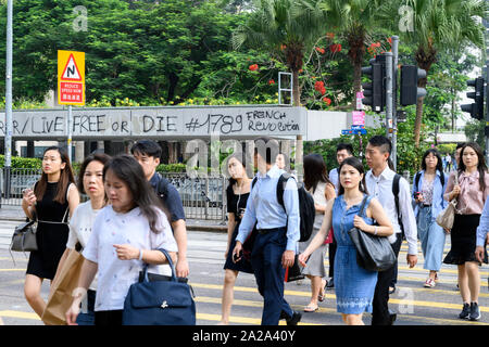 Il 2 ottobre 2019. Hong Kong riprende il business la mattina dopo violente proteste il 1 ottobre 2019. Graffiti di protesta si trova sull isola di Hong Kong dopo la Giornata nazionale di protesta. Foto Stock