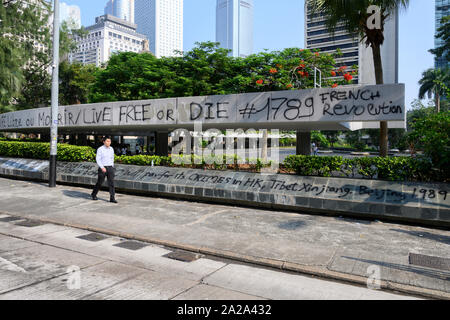 Il 2 ottobre 2019. Hong Kong riprende il business la mattina dopo violente proteste il 1 ottobre 2019. Graffiti di protesta si trova sull isola di Hong Kong dopo la Giornata nazionale di protesta. Foto Stock