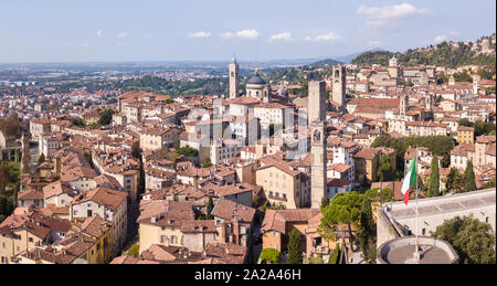 Bergamo, Italia. Drone stupefacente veduta aerea della città vecchia. Paesaggio presso il centro della città e i suoi edifici storici e le torri Foto Stock