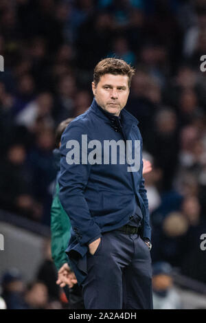 Londra, Regno Unito. 01 ott 2019. Calcio: Champions League Tottenham Hotspur - FC Bayern Monaco, fase di gruppo, gruppo B, seconda giornata a Tottenham Hotspur Stadium. Mauricio Pochettino di Tottenham osserva il gioco. Credito: Matthias esitano di fronte/dpa/Alamy Live News Foto Stock