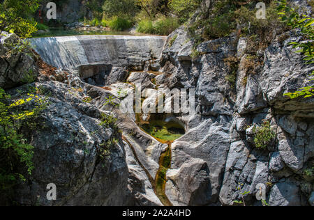 Il bagno di Zeus, il dio del Monte Olimpo, Litochoro, Grecia. Il fiume è la fonte di acqua per la popolazione nelle vicinanze. Foto Stock