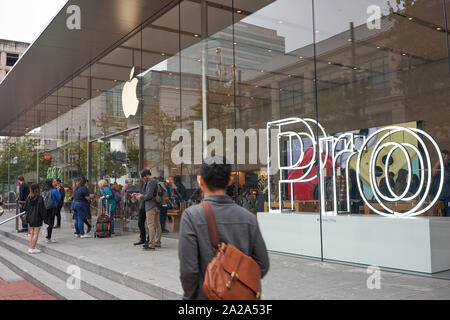 Portland, Oregon, Stati Uniti d'America - Sep 26, 2019: Apple Pioneer Place negozio nel centro di Portland è decorato per il rilascio del nuovo iPhone 11 serie. Foto Stock