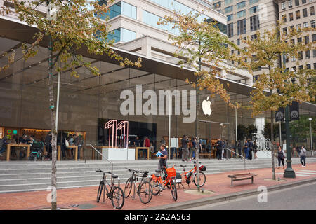 Portland, Oregon, Stati Uniti d'America - Sep 26, 2019: Apple Pioneer Place negozio nel centro di Portland è decorato per il rilascio del nuovo iPhone 11 serie. Foto Stock